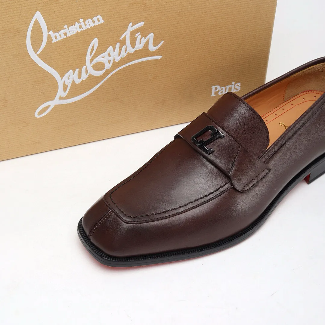 Batch 1,080 yuan 💰••New real shots••CL～High-end men’s 👔casual•loafers with red soles! ••🆑Genuine and top-quality goods from original orders ••✅💯 Purchase goods from top-quality original orders! Original imported patterned cowhide ➕Imported cowhide lining ➕Cowhide feet ➕Original leather outsole~🉑️Feel free to compare the authentic ones! Size: 38-44 (45.46.47 can be customized)